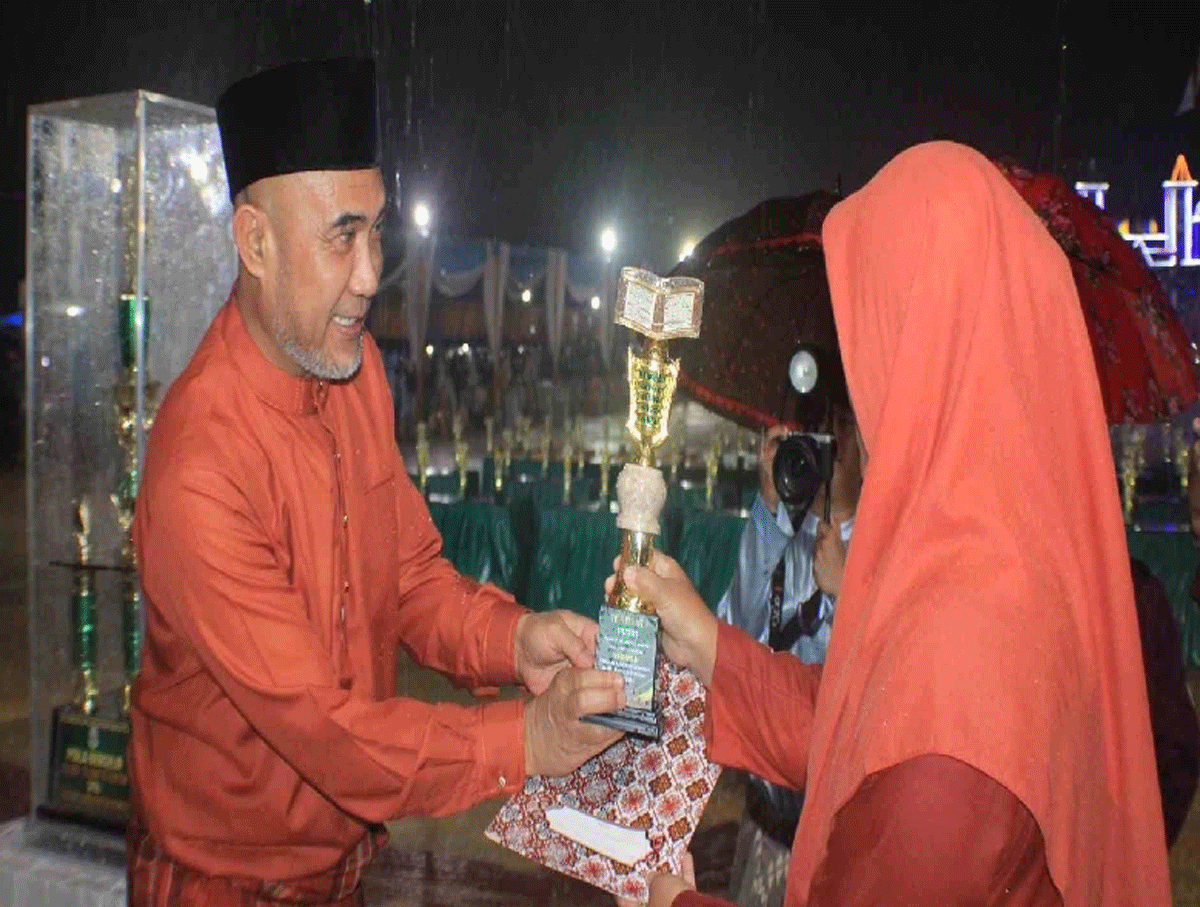 Bupati Bungo, Dedy Putra serahkan piala dan penghargaan pada juara STQ. (bungokab.go.id)