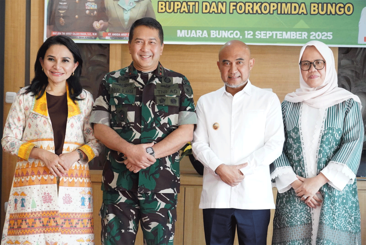 Bupati Dedy Putra didampingi Wakil Bupati Tri Wahyu Hidayat serta Forum Koordinasi Pimpinan Daerah (Forkopimda) Kabupaten Bungo sambut kedatangan Pangdam XX/Tuanku Imam Bonjol, Mayjen TNI Arief Gajah Mada di rumah dinas, Jumat (11/9/2025). (bungokab.go.id)