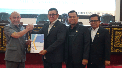 Bupati Dedy Putra sampaikan Nota Pengantar Perubahan APBD Kabupaten Bungo 2025 di DPRD, Selasa (16/9/2025). (bungokab.go.id)