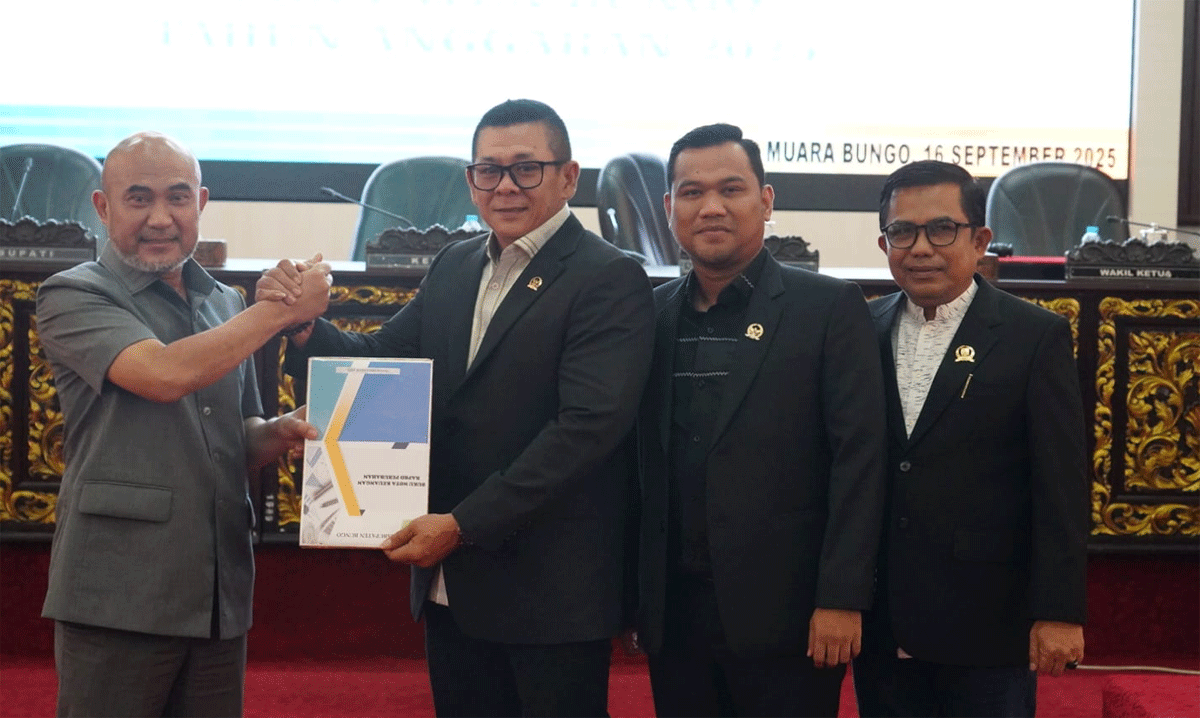 Bupati Dedy Putra sampaikan Nota Pengantar Perubahan APBD Kabupaten Bungo 2025 di DPRD, Selasa (16/9/2025). (bungokab.go.id)