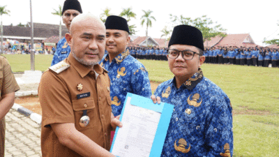 Bupati Dedy Putra lantik 988 Pegawai Pemerintah dengan Perjanjian Kerja (PPPK) Kabupaten Bungo. Pelantikan berlangsung di lapangan kantor bupati, Selasa (30/9/2025). (bungokab.go.id)