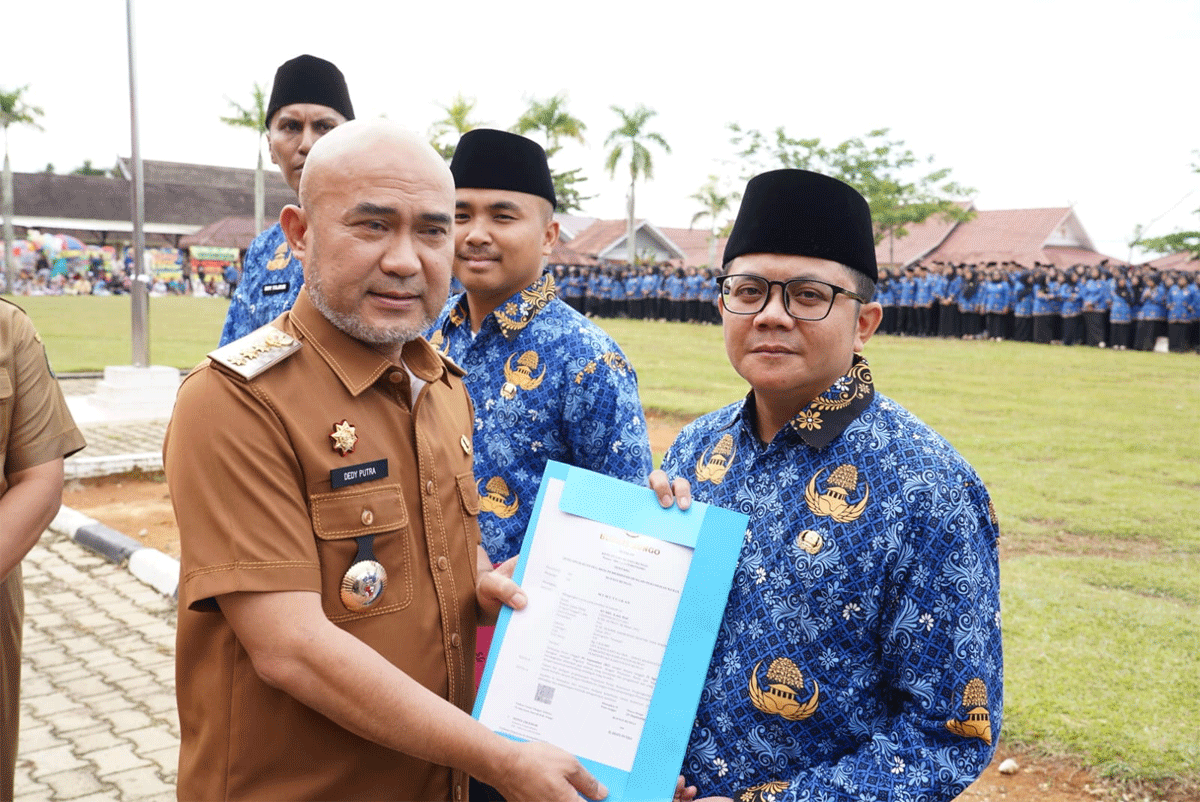 Bupati Dedy Putra lantik 988 Pegawai Pemerintah dengan Perjanjian Kerja (PPPK) Kabupaten Bungo. Pelantikan berlangsung di lapangan kantor bupati, Selasa (30/9/2025). (bungokab.go.id)