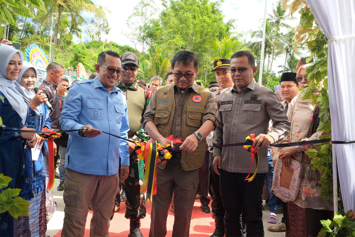 Gunting pita sebagai tanda peresmian jembatan. (prokopim)