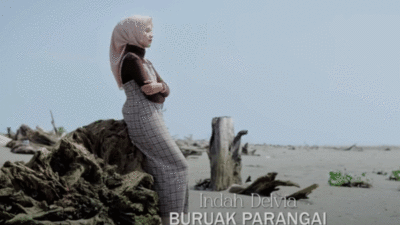 Tangkapan layar klip lagu Buruak Parangai yang dibawakan Indah Delvia