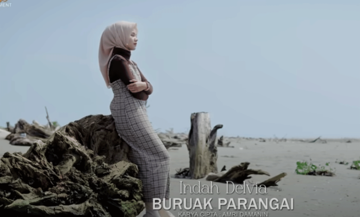 Buruak Parangai, Lagu Sedih untuk Sindir Suami yang Banyak Gaya Setelah Kaya 1 Tangkapan layar klip lagu Buruak Parangai yang dibawakan Indah Delvia