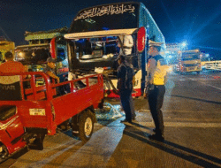 Kerugian Ditaksir Belasan Juta, Bus MTrans Tabrak Truk di Gilimanuk
