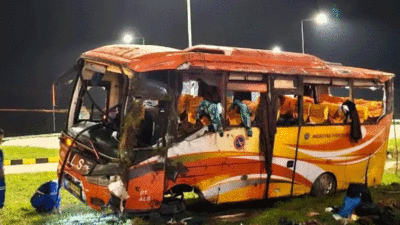 Bus Pariwisata ALS Kecelakaan di Tol Padang-Sicincin, Dua Meninggal, Puluhan Luka Ringan