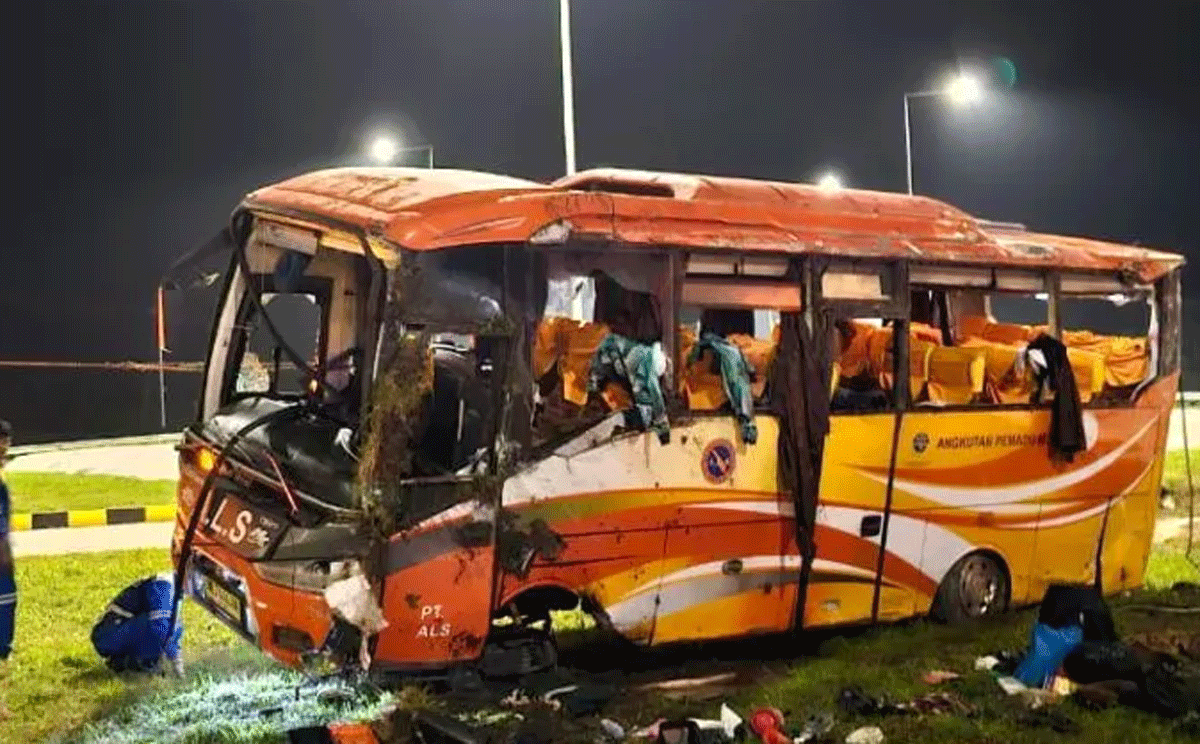 Bus pariwisata ALS yang kecelakaan di Tol Padang-Sicincin. (polda sumbar)