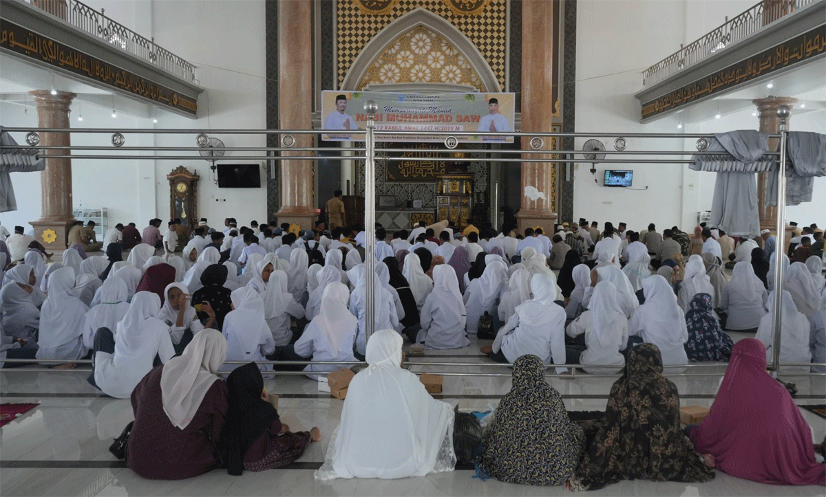 Jemaah khusyuk ikuti peringatan Maulid Nabi Muhammad yang diadakan Pemkab Buton Tengah. (Kominfo)