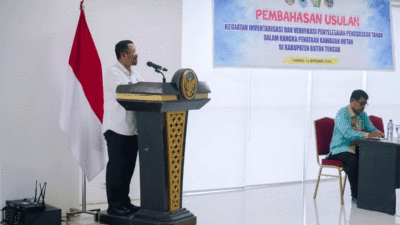 Bupati Buton Tengah Azhari buka rapat pembahasan usulan permohonan inventarisasi dan verifikasi penyelesaian tanah dalam rangka penataan kawasan hutan di Kabupaten Buton Tengah, Kamis (18/9/2025).