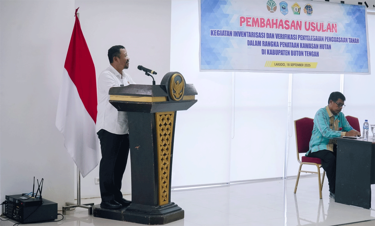 Bupati Buton Tengah Azhari buka rapat pembahasan usulan permohonan inventarisasi dan verifikasi penyelesaian tanah dalam rangka penataan kawasan hutan di Kabupaten Buton Tengah, Kamis (18/9/2025).