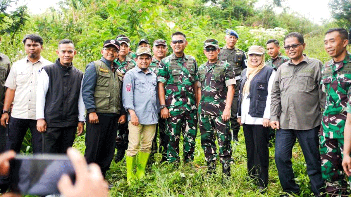 Peninjauan lahan yang disediakan Pemkab Solok untuk pembangunan Markas Korem 032/Wirabraja.