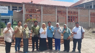 Wakil Ketua DPRD Kota Padang, Jupri tinjau pembangunan musala di SMP Negeri 17 Padang, Kamis (4/9/2025).