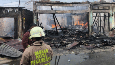 Kebakaran hebat melanda sebuah kawasan permukiman padat penduduk di Jalan Pepaya Kota Pekanbaru, Sabtu (20/9/2025). (riau.go.id)