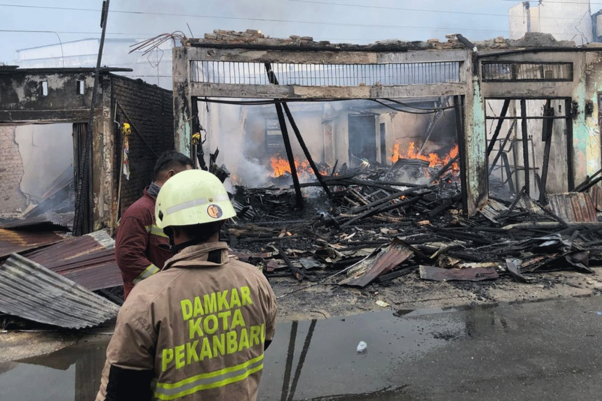 Kebakaran hebat melanda sebuah kawasan permukiman padat penduduk di Jalan Pepaya Kota Pekanbaru, Sabtu (20/9/2025). (riau.go.id)