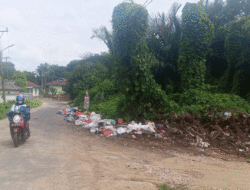 Sampah Berserak di Jalan Mangga, Pemkab Kuansing Diminta Turun Tangan