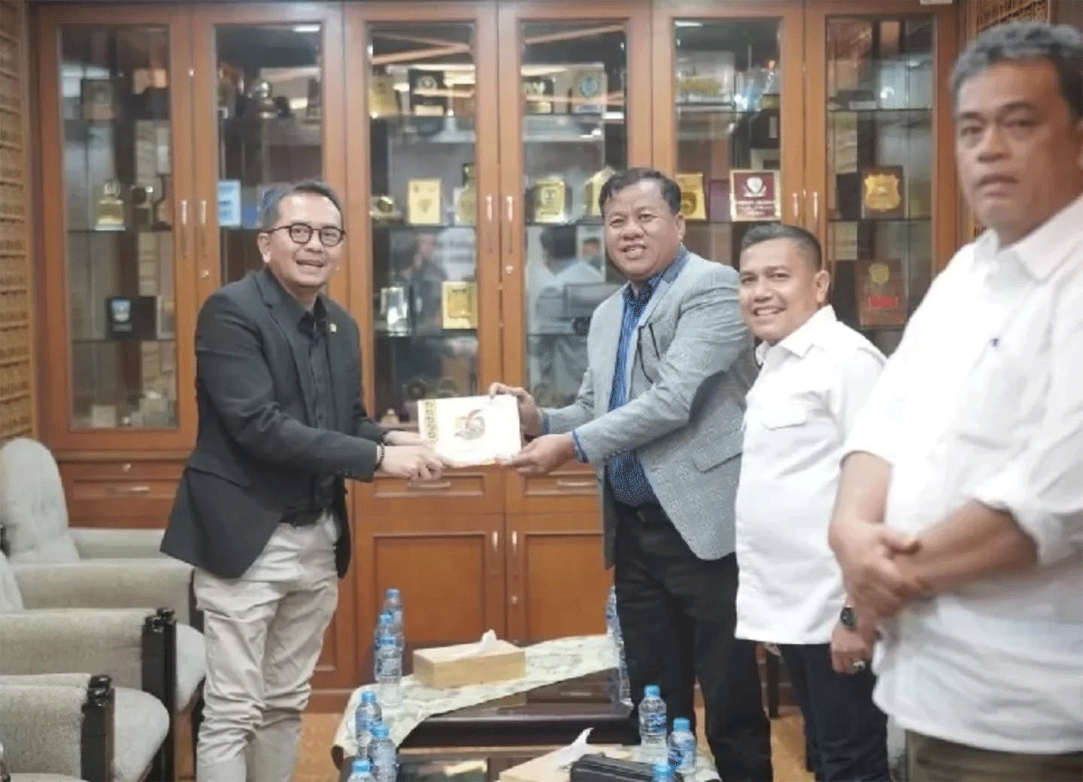 Bupati Kuansing serahkan usulan perbaikan jalan ke anggota DPR di Jakarta. (kominfo)