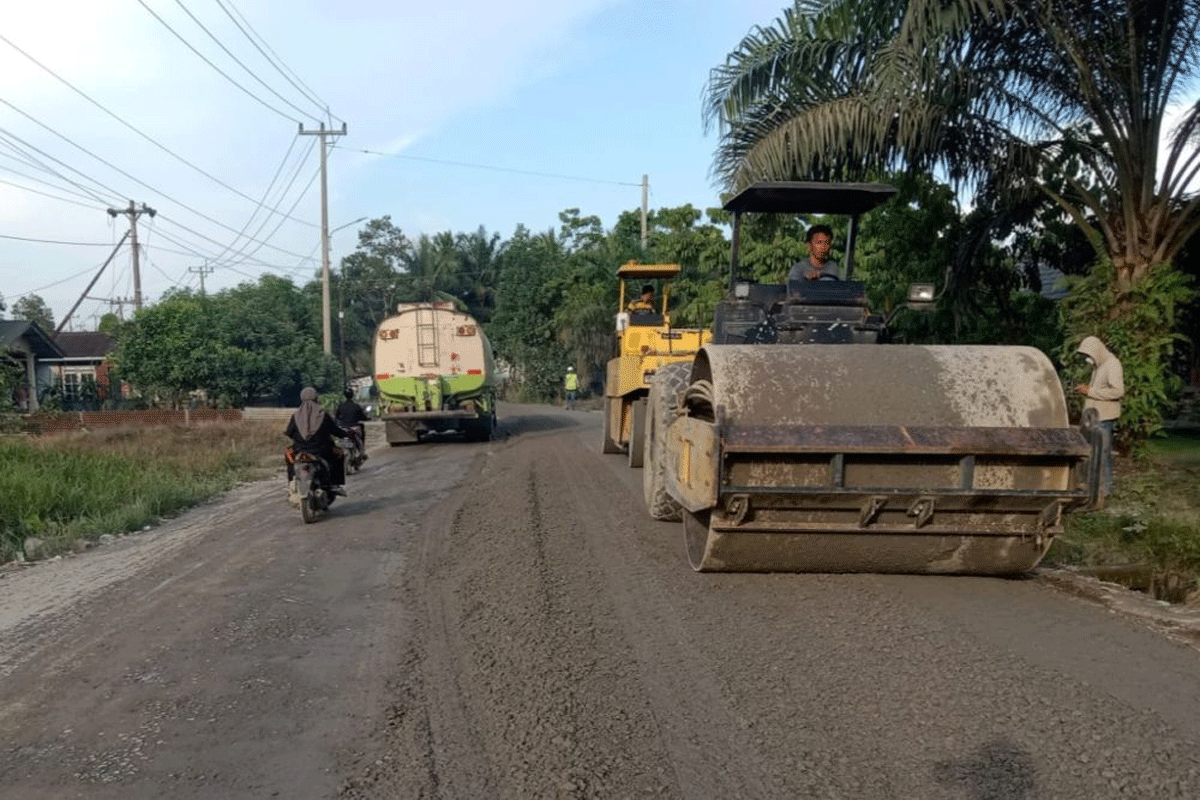 Perbaikan jalan di Riau. (riau.go.id)
