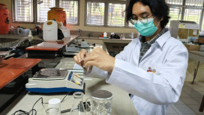 Mahasiswa Biologi Unand tengah riset di laboratorium. (humas)