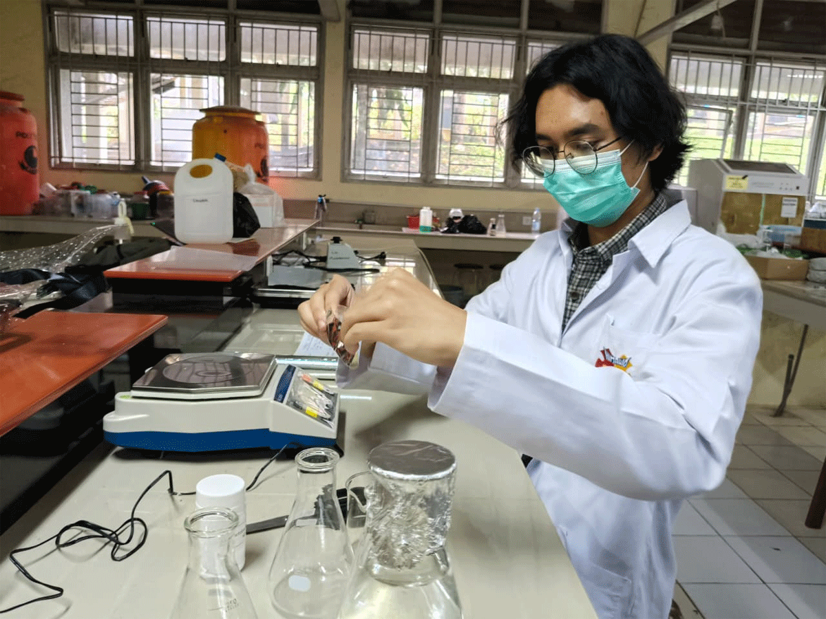 Hasil Riset Mahasiswa Biologi Universitas Andalas, Dadiah Baik Bagi Kesehatan, Cocok untuk Terapi Alzheimer 1 Mahasiswa Biologi Unand tengah riset di laboratorium. (humas)