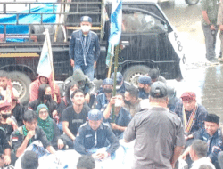 Mahasiswa dan Anggota DPRD Gunungsitoli Basah-basahan Saat Unjuk Rasa