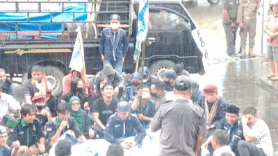 Massa aksi yang bergabung dari Aliansi Cipayung Gunungsitoli-Nias tiba di halaman Kantor Dewan Perwakilan Rakyat Daerah (DPRD) Kota Gunungsitoli, meskipun diwarnai dengan hujan deras, Senin (1/9/2025).