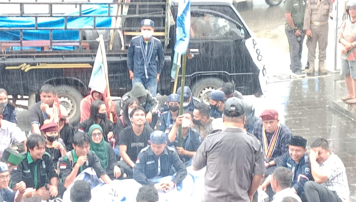 Massa aksi yang bergabung dari Aliansi Cipayung Gunungsitoli-Nias tiba di halaman Kantor Dewan Perwakilan Rakyat Daerah (DPRD) Kota Gunungsitoli, meskipun diwarnai dengan hujan deras, Senin (1/9/2025).