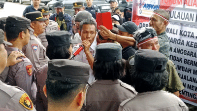 Warga unjuk rasa di halaman Kantor Wali Kota Gunungsitoli, Kamis (4/9/2025)