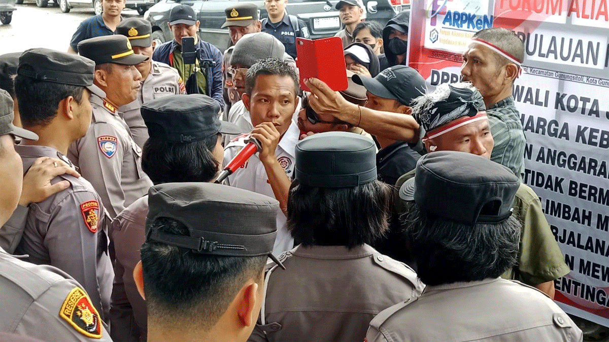 Warga unjuk rasa di halaman Kantor Wali Kota Gunungsitoli, Kamis (4/9/2025)