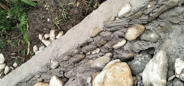 Pekerjaan proyek yang disorot warga.