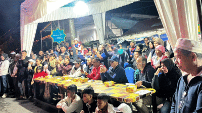 -Masyarakat Kelurahan Koto Panjang memadati Simpang Rao-Rao untuk memeriahkan Dendang KIM, Sabtu (6/9/2025) malam.