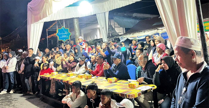 -Masyarakat Kelurahan Koto Panjang memadati Simpang Rao-Rao untuk memeriahkan Dendang KIM, Sabtu (6/9/2025) malam.