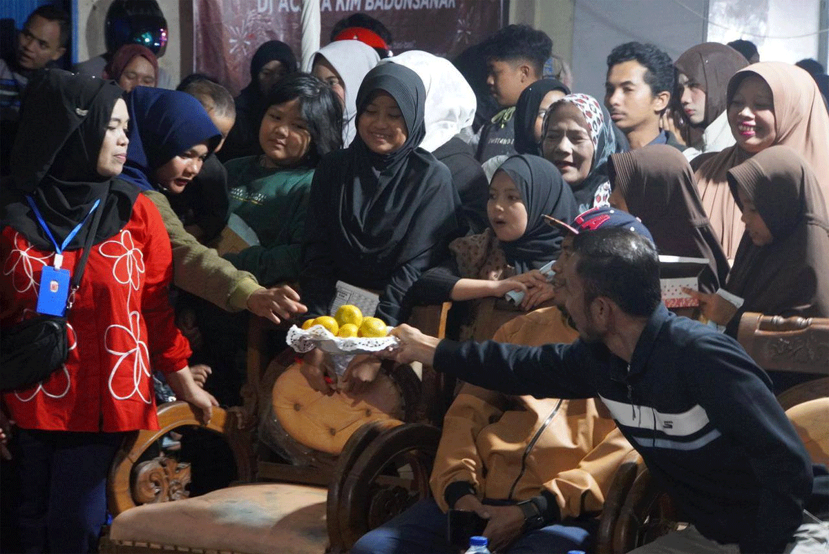 Warga yang ikut permainan KIM di Padang Panjang. (Kominfo)