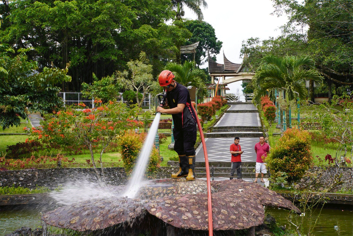 Petugas menjaga kebersihan taman di PDIKM Padang Panjang. (kominfo)