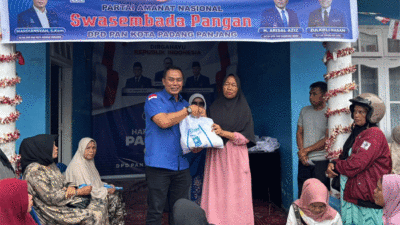 Ketua DPD PAN Kota Padang Panjang Mardiansyah menyerahkan bantuan beras swasembada pangan kepada masyarakat, Minggu (14/9/2025).