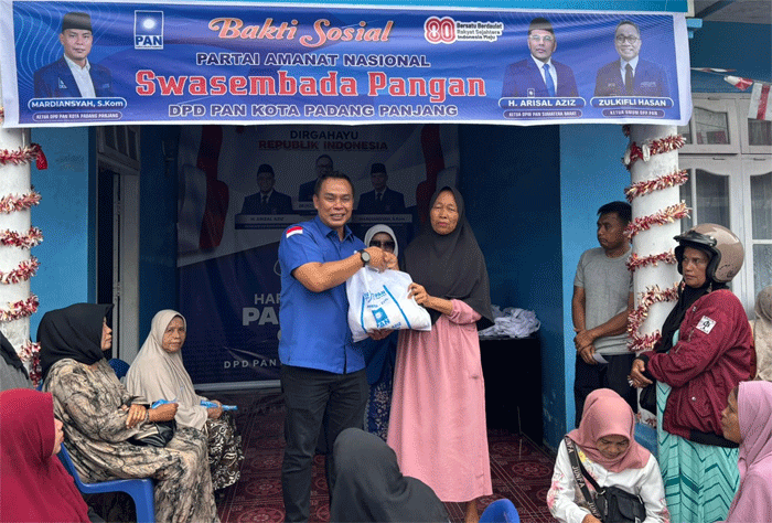 Ketua DPD PAN Kota Padang Panjang Mardiansyah menyerahkan bantuan beras swasembada pangan kepada masyarakat, Minggu (14/9/2025).