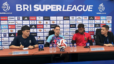 Pelatih Bhayangkara Presisi Lampung FC, Paul Munster berikan keterangan pers jelang laga. (ileague.id)