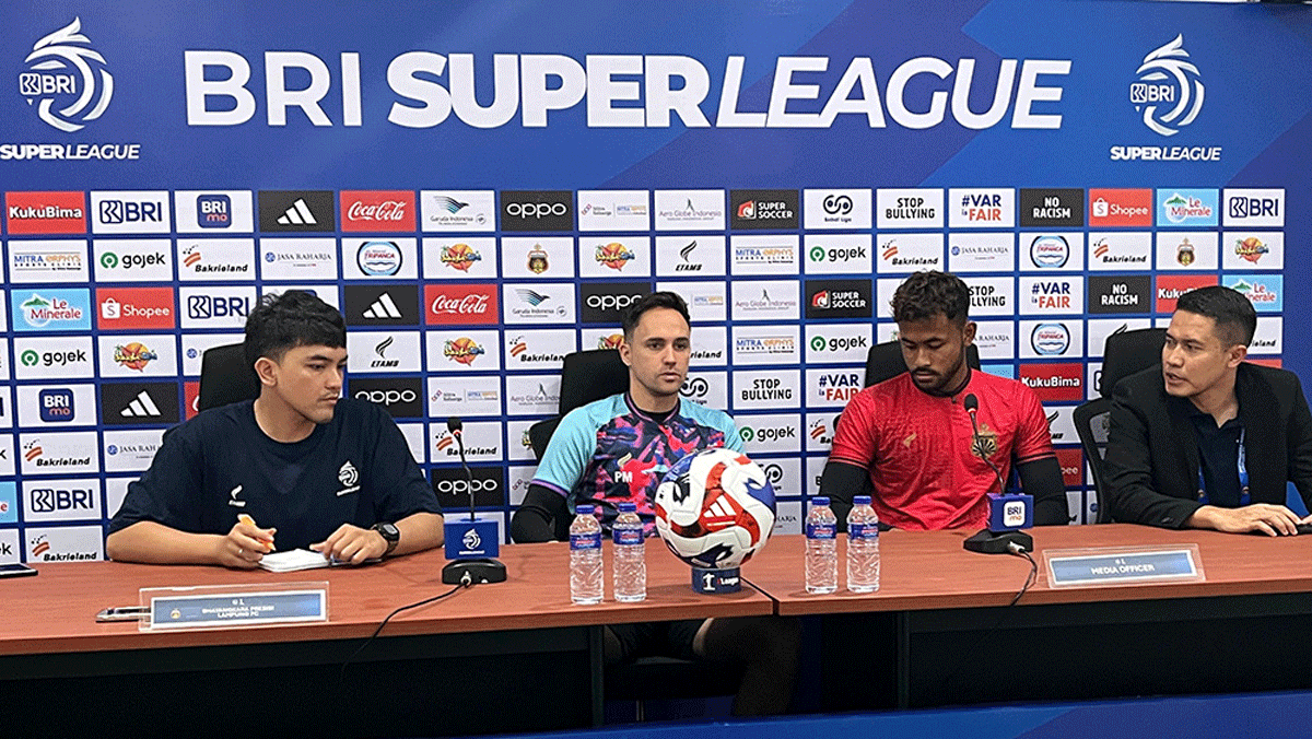 Pelatih Bhayangkara Presisi Lampung FC, Paul Munster berikan keterangan pers jelang laga. (ileague.id)