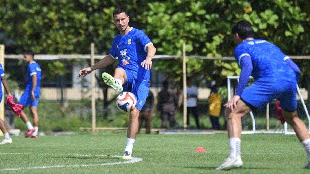 Thom Haye dan Eliano Reijnders berlatih bersama Persib Bandung, Rabu (10/9/2025) di lapangan latihan Gelora Bandung Lautan Api (GBLA). (ileague.id)
