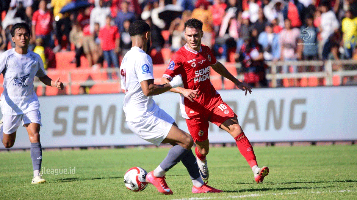 Pemain berebut bola dalam laga BRI Super League. (ileague.id)