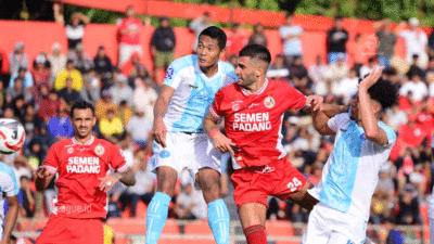 Pertandingan Semen Padang FC dengan PSBS Biak pada laga pekan ke-5 BRI Super League 2025/26 di Stadion H. Agus Salim, Padang, Kamis (11/9/2025). (ileague.id)