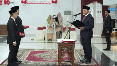Gubernur Mahyeldi Ansharullah melantik dua pejabat pimpinan tinggi pratama (eselon II) di lingkungan Pemerintah Provinsi Sumbar. Pelantikan berlangsung di auditorium gubernuran, Selasa (2/9/2025). (Biro Adpim)