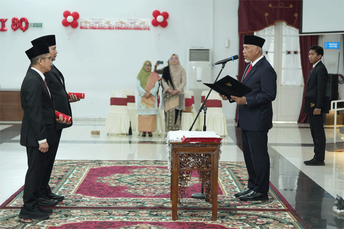 Gubernur Mahyeldi Ansharullah melantik dua pejabat pimpinan tinggi pratama (eselon II) di lingkungan Pemerintah Provinsi Sumbar. Pelantikan berlangsung di auditorium gubernuran, Selasa (2/9/2025). (Biro Adpim)
