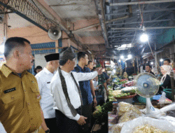 Pastikan Pemerintah Masifkan Beras SPHP untuk Jaga Harga, Mentan Amran Kunjungi Pasar Lubuk Buaya