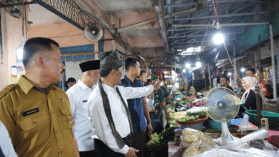 Menteri Pertanian Andi Amran Sulaiman tinjau penyaluran beras Stabilisasi Pasokan dan Harga Pangan (SPHP) di Pasar Lubuk Buaya, Padang, Sumatera Barat, Selasa (16/9/2025).