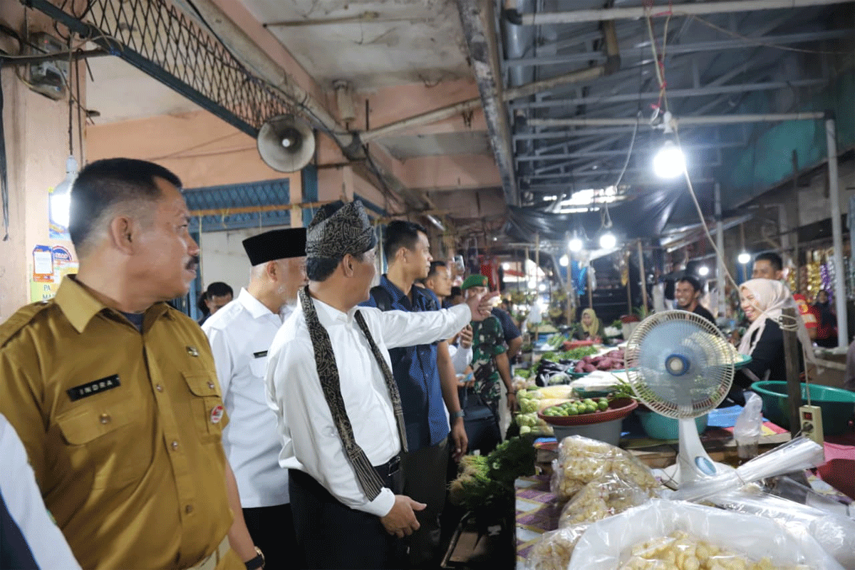 Menteri Pertanian Andi Amran Sulaiman tinjau penyaluran beras Stabilisasi Pasokan dan Harga Pangan (SPHP) di Pasar Lubuk Buaya, Padang, Sumatera Barat, Selasa (16/9/2025).