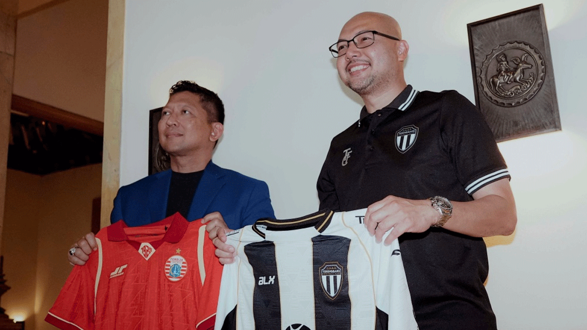 Saling tiker jersey dua petinggi klub bola. (ileague.id)