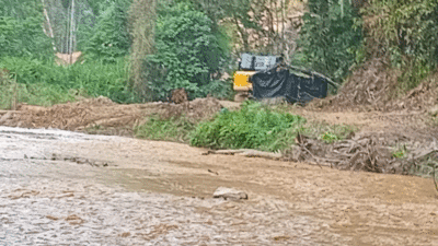 Alat berat di sebuah lokasi tambang emas di Kabupaten Solok.
