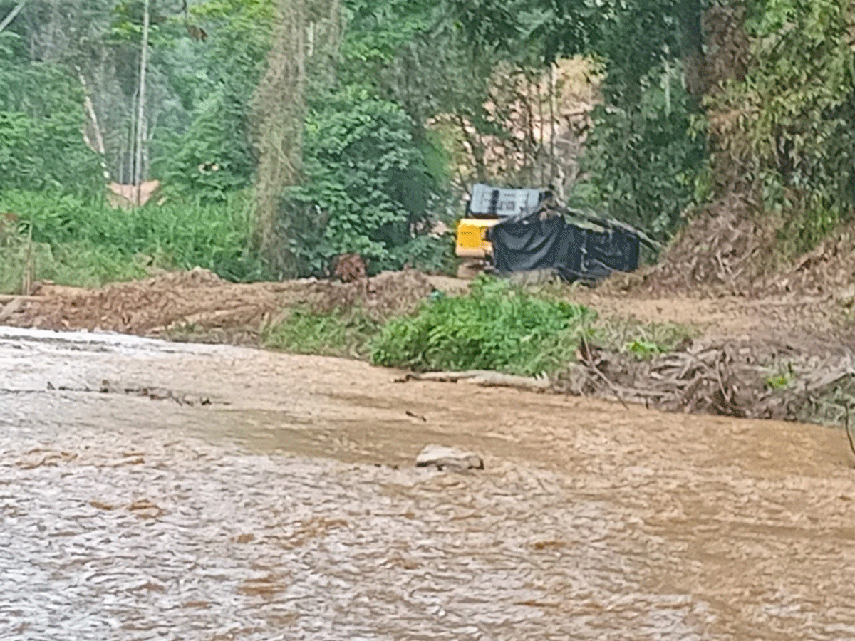 Wahai Penegak Hukum, Tindaklah dan Hentikan Aktivitas Tambang Emas Ilegal di Kabupaten Solok 1 Alat berat di sebuah lokasi tambang emas di Kabupaten Solok.