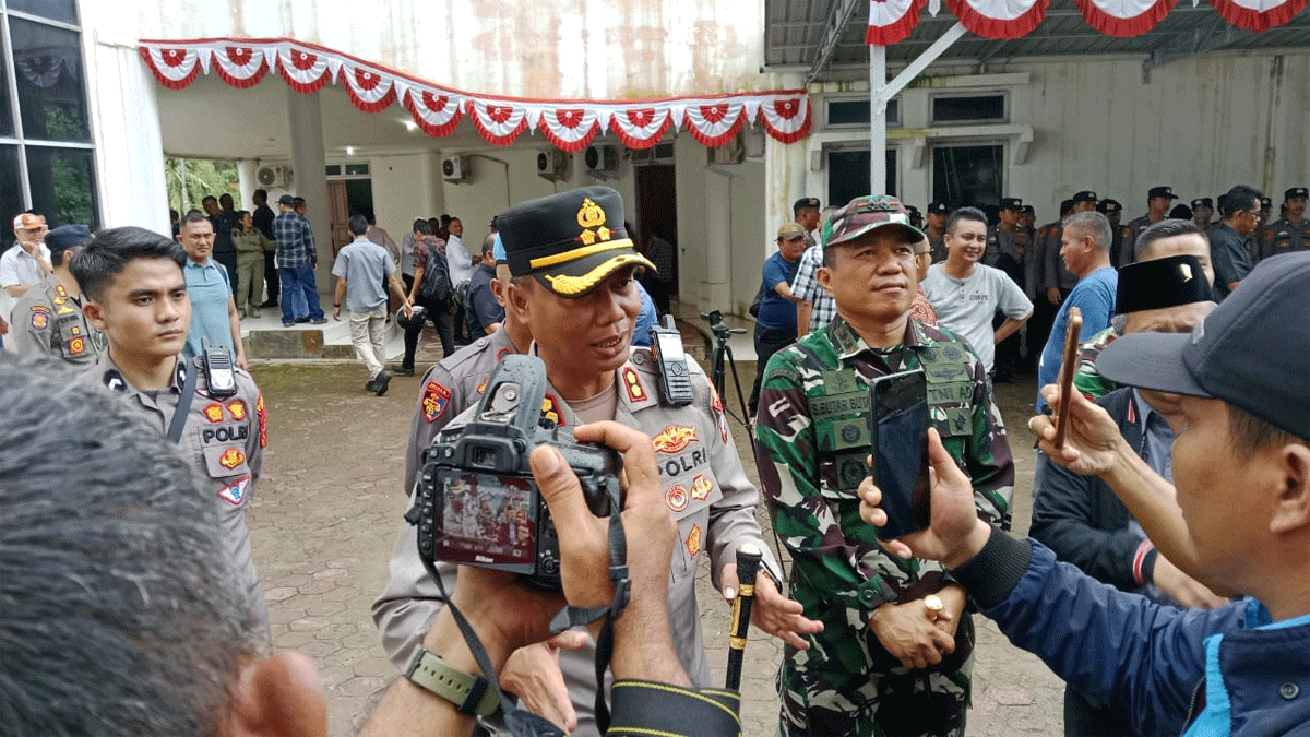 Kapolres Nias berikan keterangan pers.